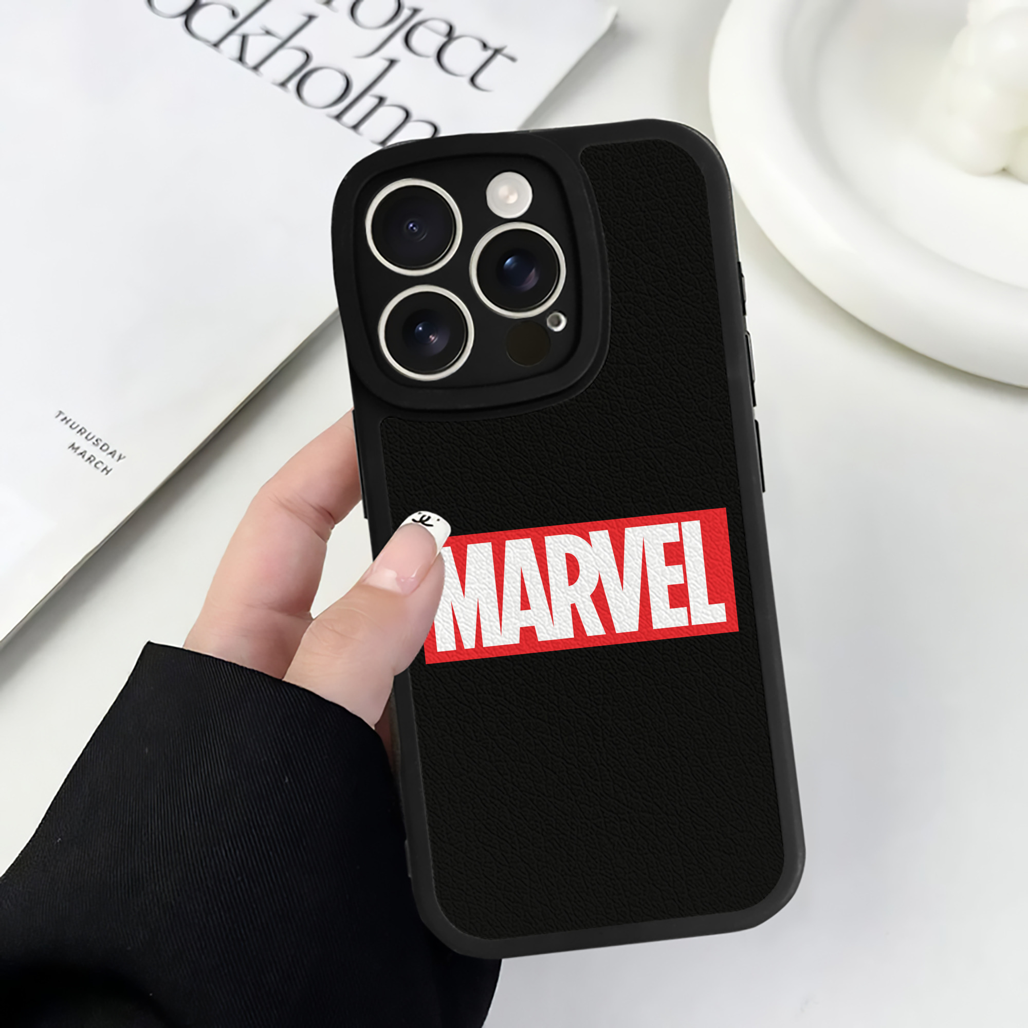 （画像用） アベンジャーズ The Avengers 【iPhone 16シリーズ対応】シリコンスマホケース（レザー調） 材質：シリコン